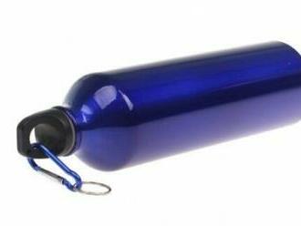 Hliníková fľaša na vodu s karabínou - farba modrá. Ekologická alternatíva k plastovým PET fľašiam.