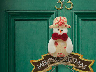 Milá vianočná dekorácia na dvere - viac druhov - 16 x 20 cm.