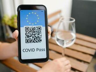 Novými opatreniami štáty riskujú podkopanie systému COVID pasov, varuje EÚ