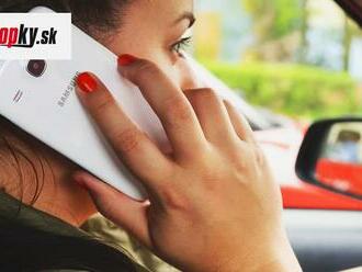 Zákaz akéhokoľvek používania telefónu v aute: Zákon prešiel aj s veľkými pokutami