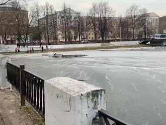 Deti sa rozhodli otestovať silu ľadu na miestnom rybníku: Reakcia chlapca vytiahnutého z vody vás odrovná!
