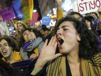 Šokujúce zábery! Protest žien proti násiliu v Istanbule: Polícia paradoxne reagovala práve použitím násilia