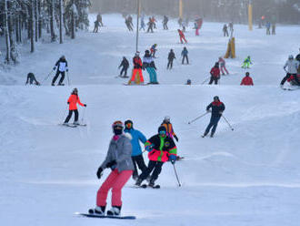 Na Klínovci začala lyžařská sezona, přijely stovky lyžařů