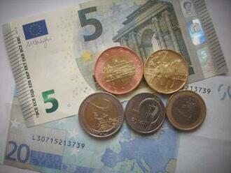 Koruna si polepšila vůči euru, k dolaru stagnovala