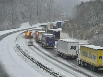 Sníh zkomplikoval dopravu na D8 i v okolí Prahy, hrozí ledovka