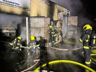 Hasiči v noci likvidovali rozsáhlý požár autoservisu v Praze 15