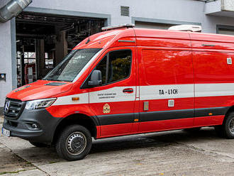 Chemický automobil Sprinter pražských hasičů je určen k zásahům s možností výskytu chemických, biologických a radioaktivních lá­tek