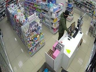 Muž namiesto nákupu kradol, z obchodu zobral mobilný telefón