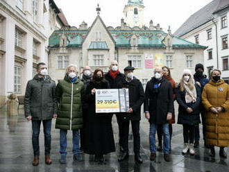 Organizátori behu Devín – Bratislava pomohli zdravotníkom, vyzbierali a odovzdali im tisícky eur