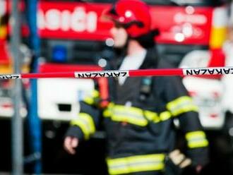 Niekoľkoposchodovú budovu zasiahol požiar, hasiči z nej s pomocou masiek zachránili tri deti