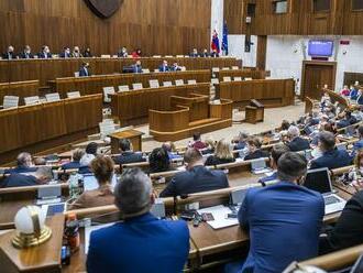 Poslanci strávili v parlamente 96 rokovacích dní a schválili 165 zákonov