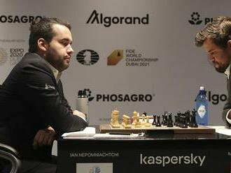 Diváci už zaspávali. Carlsen a Nepomňaščij predviedli najdlhšiu partiu v histórii