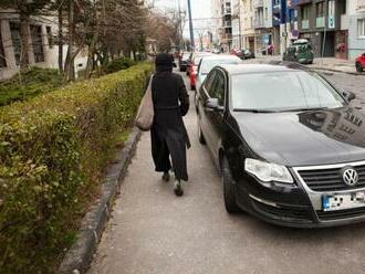Vodiči pozor: Nový cestný zákon zakáže parkovanie na chodníkoch!