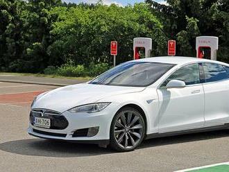 Tesla hasí prúser: Pre technické problémy zvoláva do servisov pol milióna áut