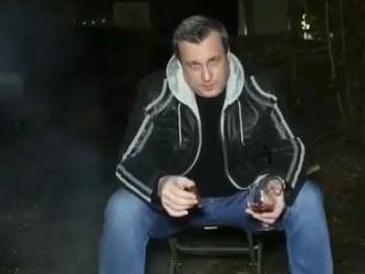 Takto ste ho ešte nevideli! Andrej Danko s cigarou a pohárikom tvrdého vo videu: Vám musí pekne kúrovať
