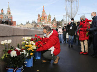 Tisícovky lidí si připomněly Němcova u místa, kde byl zavražděn