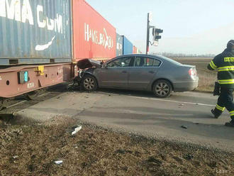 V Miloslavove sa zrazilo osobné vozidlo s nákladným vlakom