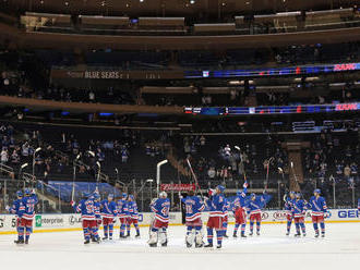 Na zápas NHL prišli aj diváci, hráči im z vďaky dávali hokejky