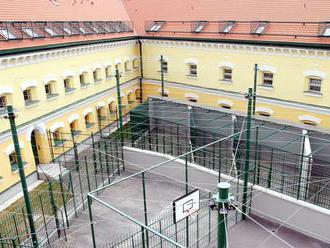 Väznica Leopoldov: do služby aj po kontakte s nakazeným