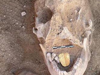 Archeológovia našli múmie so zlatými jazykmi