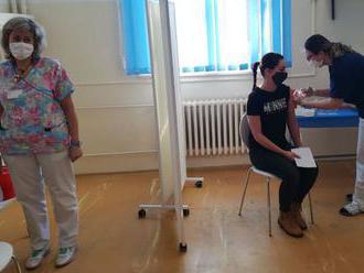 Pre učiteľov otvorili očkovacie centrum v Košiciach skôr. Zaočkovať ich chcú dve tisícky