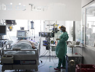 Vek hospitalizovaných sa znižuje, situácia v Žiline je vážna