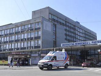Úmrtnosť v Košiciach vzrástla, prijímajú aj mladších pacientov