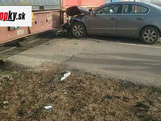 FOTO V Miloslavove sa zrazilo auto s nákladným vlakom: Vodič pred zrážkou vyskočil