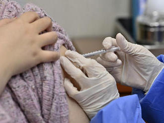 Vakcinačné centrum FN Trenčín podalo od januára 24.452 dávok vakcíny