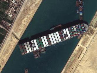 Na vstup do Suezského prieplavu čakajú stovky lodí, Egypt zvažuje zľavy