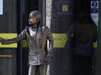 Británia: Na univerzite aj napriek kritike odhalili sochu Grety Thunbergovej