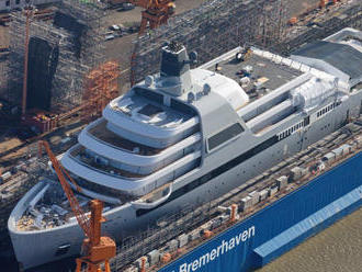Novou Abramovičovu jachtu za 13 miliard spustili na vodu, je tou nejsilnější na světě