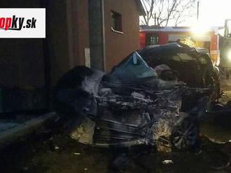 FOTO Hasiči zasahujú v Dlhej nad Oravou: Pri zrážke vozidla s kamiónom zomrela jedna osoba