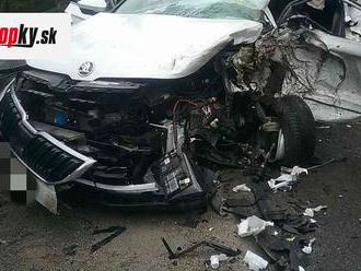 AKTUÁLNE Desivé FOTO nehody pri Banskej Bystrici: Auto sa zrazilo s kamiónom, zasahujú hasiči
