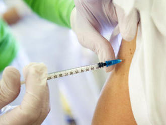 K očkování se ve středu přihlásilo 126.000 lidí starších 65 let