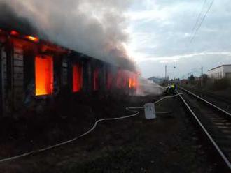 V Nymburku hořela budova bývalé výtopny, provoz na železnici stál