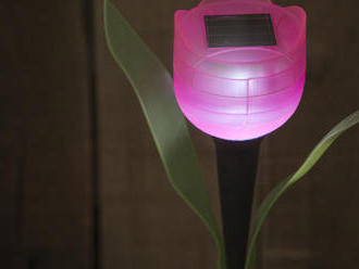 LED solárna lampa v tvare tulipánu 30 cm. Osvetlite si záhradu touto výnimočnou ozdobou.