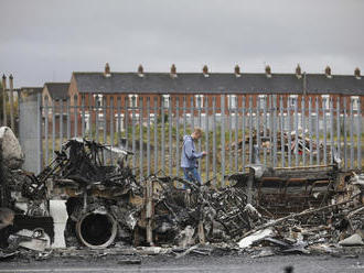 Britská a írska vláda odsúdili násilie v Severnom Írsku