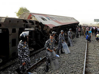 Pri Káhire sa vykoľajil vlak, hlásia vyše 100 zranených ľudí
