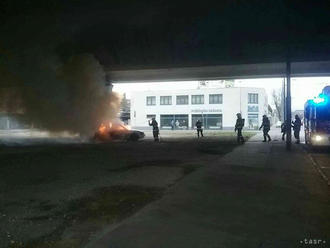 Hasiči zasahujú pri požiari auta v Bratislave