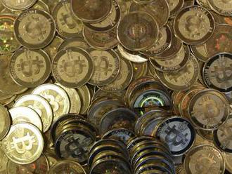 Bitcoin pokračuje v rekordoch, jeho cena sa dostala nad 62.000 USD