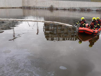 V Praze – Libni hasiči zabránili rozšíření olejové skvrny na hladině Vltavy pomocí sorpčních hadů.