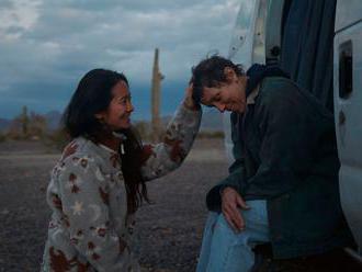 Na britských filmových cenách uspěla Země nomádů, má šance i na Oscara