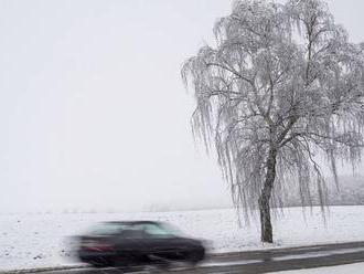 Dopravu na východě Česka komplikuje sníh. Silničáři vyzývají k opatrnosti