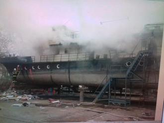 PRÁVE TERAZ: FOTO Požiar lode v bratislavskom Vlčom hrdle