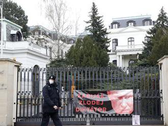 Polícia v Prahe zadržala sedem ľudí, ktorí postriekali kečupom múr ruskej ambasády