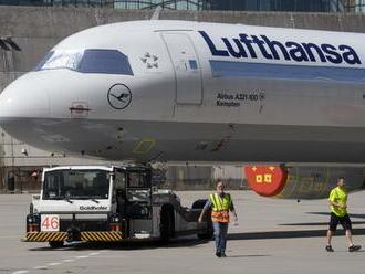 Nemecké aerolínie Lufthansa znížili stratu v 1. kvartáli na polovicu
