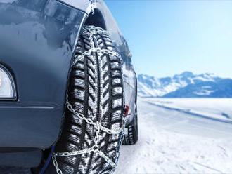 Chystáte sa v zime s autom do hôr? Nezabudnite na snehové reťaze