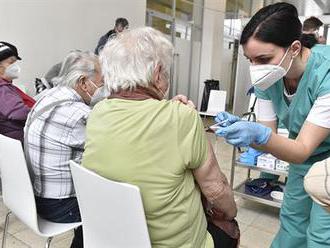 Na vakcíny stále čeká přes 300 tisíc seniorů. Registrovali se na očkování u praktiků, někteří se jej