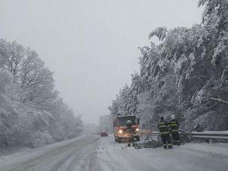 Polícia v Žilinskom kraji upozorňuje na sneženie na viacerých úsekoch